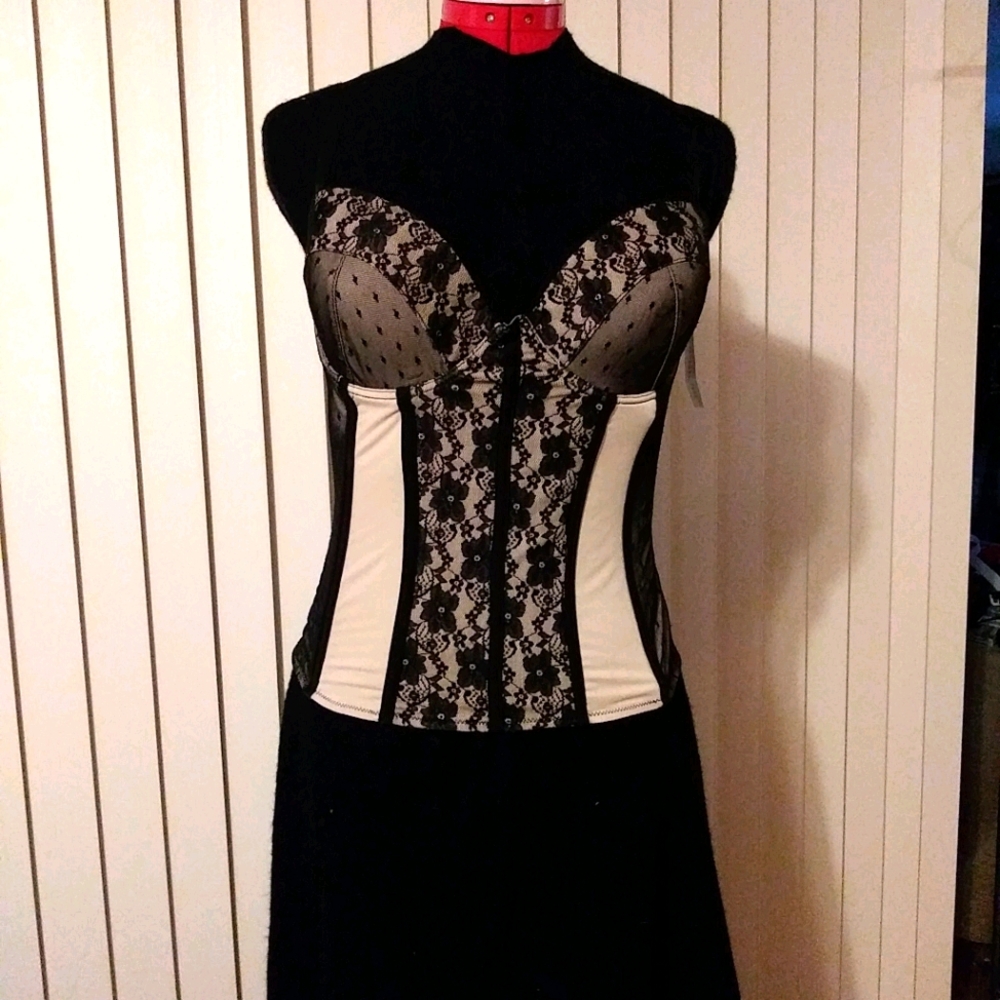 Hot Topic black lacy bustier
